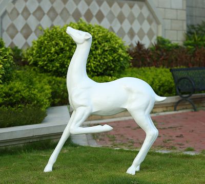 公园草坪奔跑的玻璃钢鹿雕塑