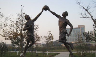 小区打篮球人物玻璃钢仿铜雕塑