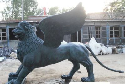 大型玻璃钢彩绘长翅膀的狮子雕塑