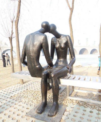 公园抽象亲吻铜雕情侣雕塑