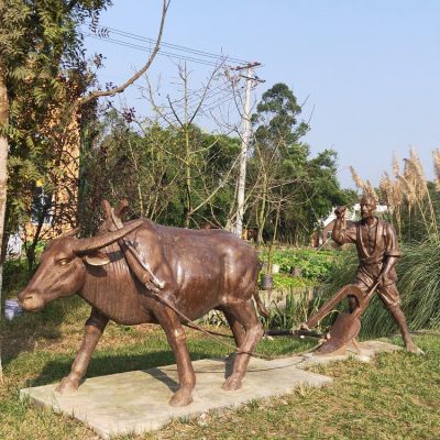 农夫和耕牛耕地雕塑，农耕主题场景雕塑