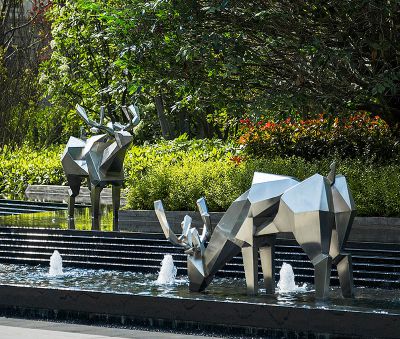 公园不锈钢几何抽象水中喝水的梅花鹿雕塑