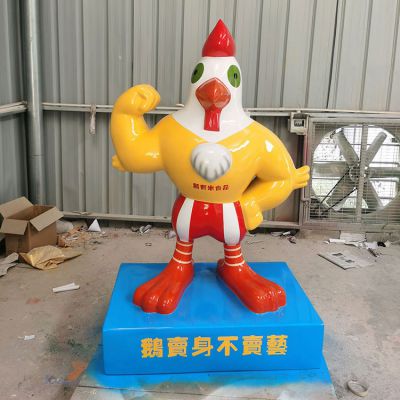 商场门口摆放的大力士玻利阿纲彩绘鸡雕塑