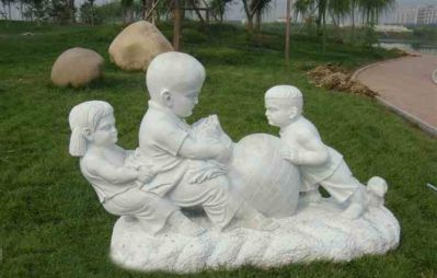 户外草坪汉白玉石雕拔萝卜的儿童雕塑