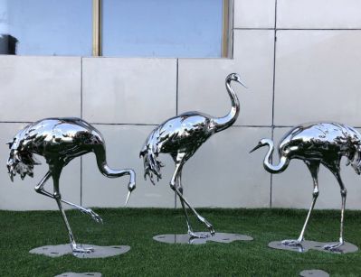 不锈钢仙鹤雕塑—园林草坪摆放大型动物不锈钢镜面仙鹤景观雕塑