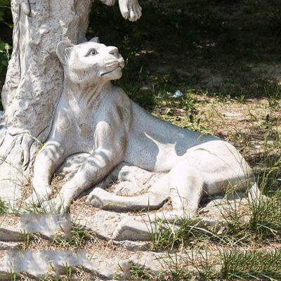 公园草坪石头创意休息中的金钱豹雕塑