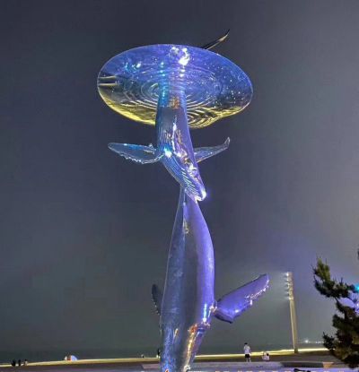 广场上摆放的跳舞的玻璃钢彩绘鲸鱼雕塑