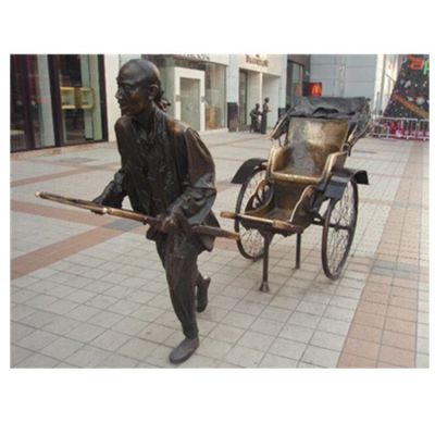 城市街道广场拉黄包车的铜雕人物景观