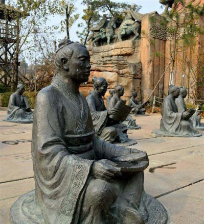 古代铜人学习书简地雕塑
