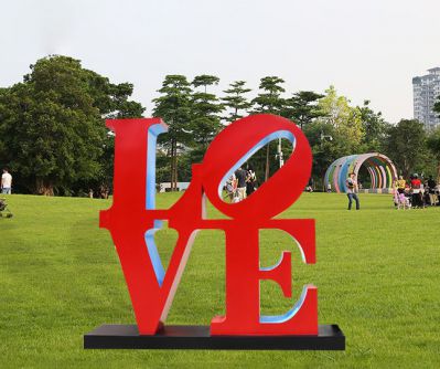 公园里摆放的不锈钢创意LOVE雕塑
