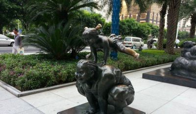 步行街铜雕人物景观女孩跳山羊雕塑