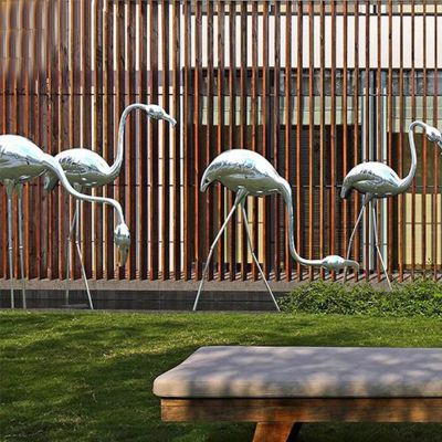 公园别墅草坪行走的不锈钢火烈鸟雕塑