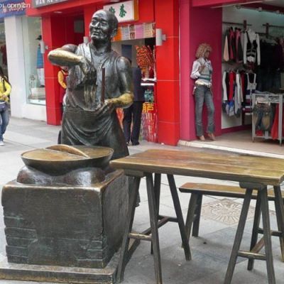 商业街摆放玻璃钢仿铜小吃商贩人物雕像