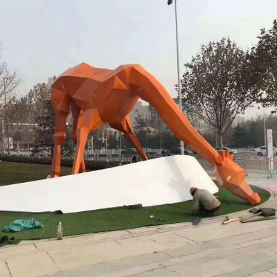 城市广场户外草地摆放大型玻璃钢几何吃草长颈鹿动物雕塑