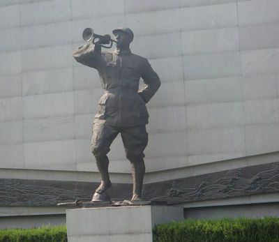 抗战时期吹号角人物铜雕景观吹奏雕塑