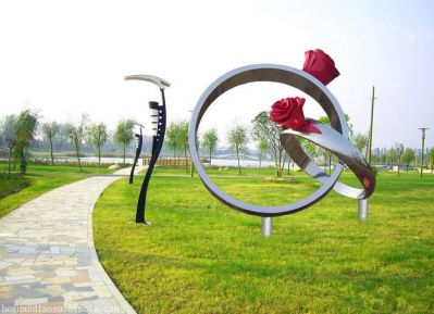 公园草地不锈钢圆环玫瑰戒指雕塑
