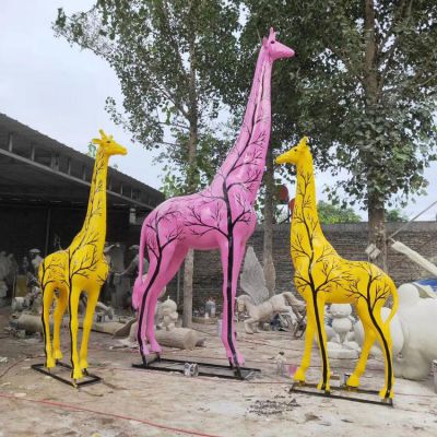动物园玻璃钢卡通彩绘户外园林几何镂空长颈鹿梅花鹿雕塑