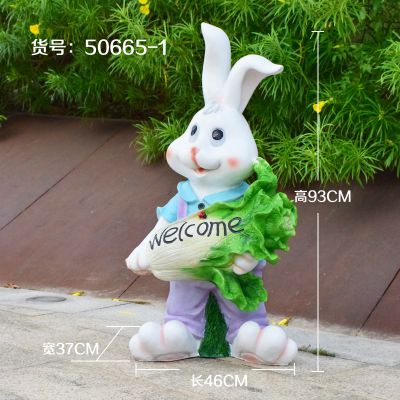 商业街摆放一只抱着白菜的玻璃钢兔子雕塑