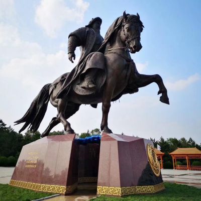小区广场摆放骑马人物铸铜雕塑