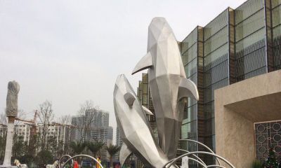 商业街两只跳跃的不锈钢海豚雕塑