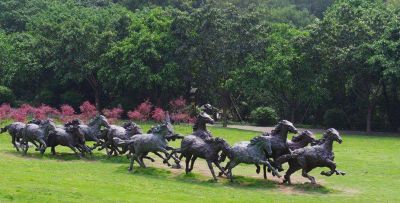 公园里摆放的一群黑色狂奔的玻璃钢 抽象马群雕塑