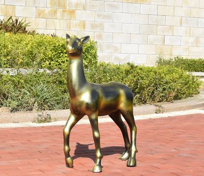 不锈钢仿铜街道上一只行走的鹿雕塑