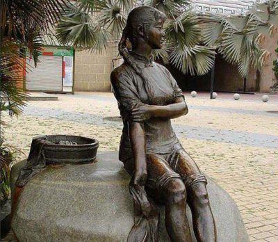 公园洗衣服的人物铜雕女孩雕塑