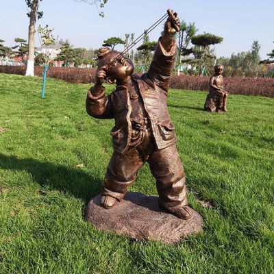 打弹弓，80年代小男孩雕塑