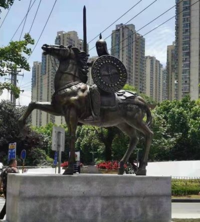 广场摆放铸铜古代将军骑马人物雕像