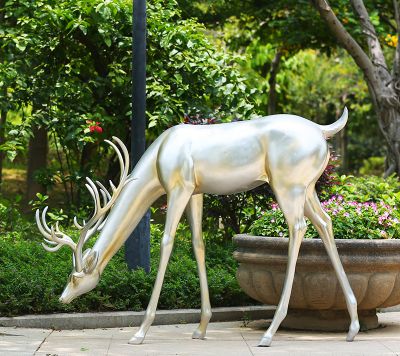 户外园林创意低头觅食的鹿雕塑