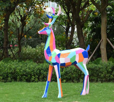 户外草坪一只行走的玻璃钢彩绘鹿雕塑