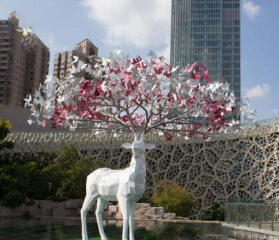 户外大型景观玻璃钢彩绘梅花鹿雕塑