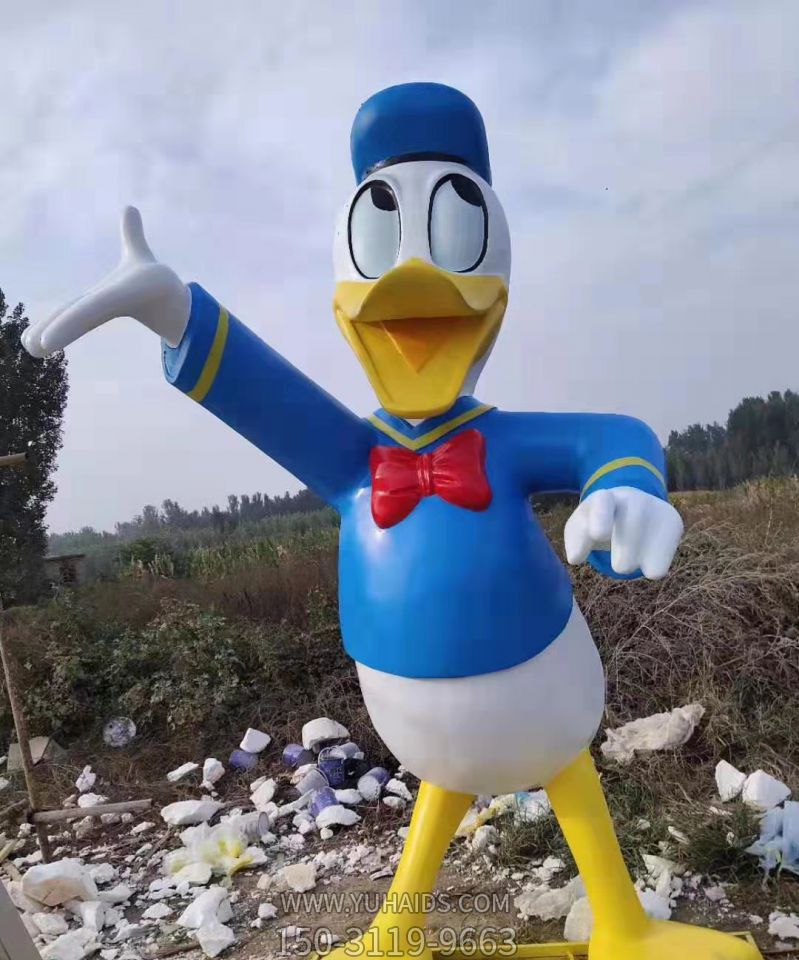 儿童乐园玻璃钢彩绘唐老鸭雕塑