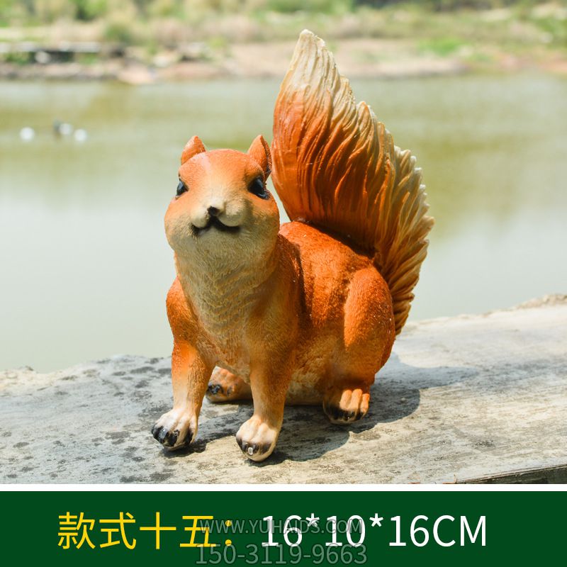 池塘边一只玻璃钢彩绘松鼠雕塑