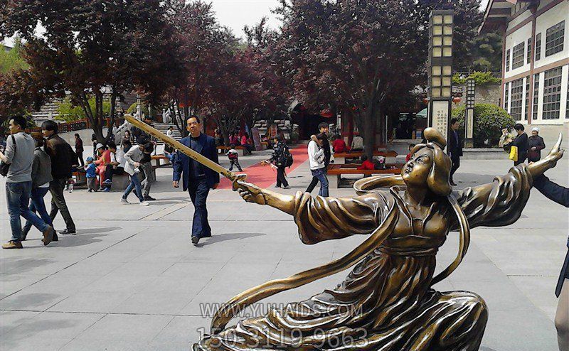 步行街古代美女舞剑人物玻璃钢仿铜雕雕塑