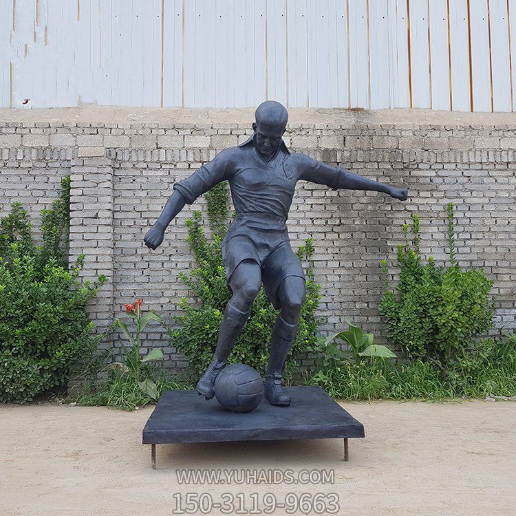 踢足球的运动员人物铜雕雕塑