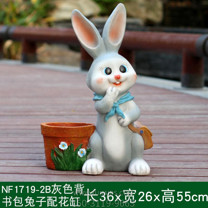 儿童影院一只灰色背书包的玻璃钢兔子雕塑