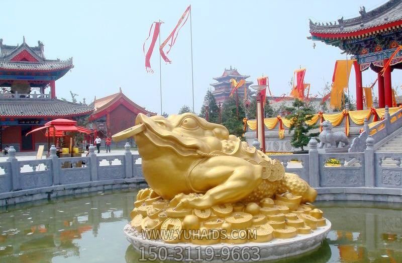 景区水池里摆放的金色的玻璃钢喷漆金蟾雕塑