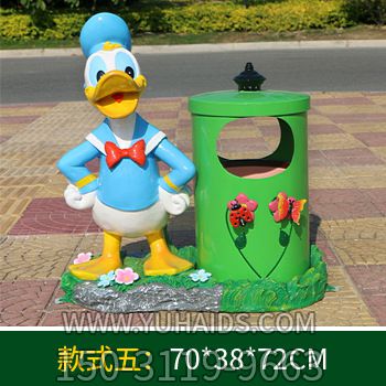 公园一只垃圾桶旁边的玻璃钢唐老鸭雕塑