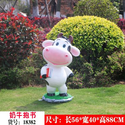 公园一只卡通拿书的玻璃钢牛雕塑