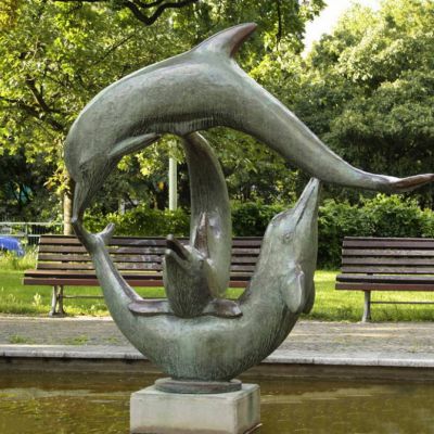公园三只玩耍的石雕海豚雕塑