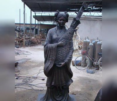 景区创意不锈钢仿铜抱乐器的女性雕塑