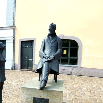 世界名人德国著名哲学家铜雕景观尼采雕塑