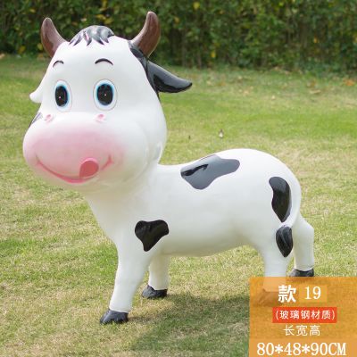 农场一只呆萌爬行的玻璃钢牛雕塑