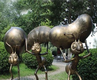 公园小区摆放铸铜蚂蚁搬食物铜雕雕塑