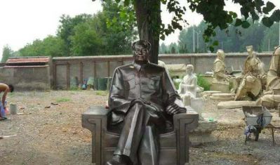 广场铜雕坐着的主席毛泽东雕塑