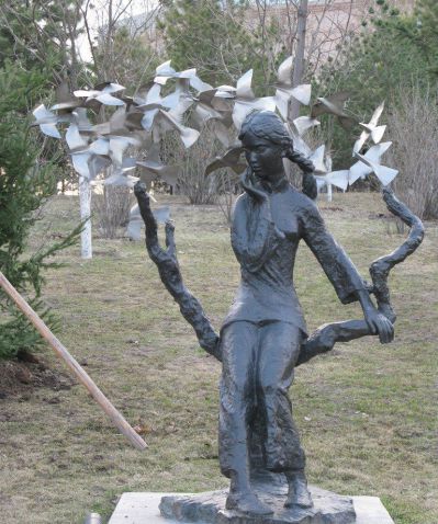 广场花园铜铸小女孩创意不锈钢鸽子雕塑