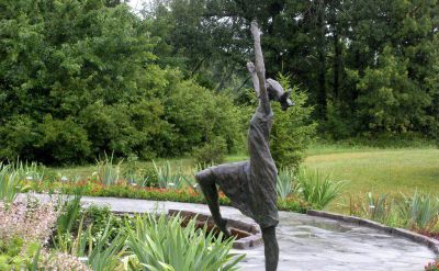 唱歌跳舞的女孩人物公园玻璃钢仿铜雕塑