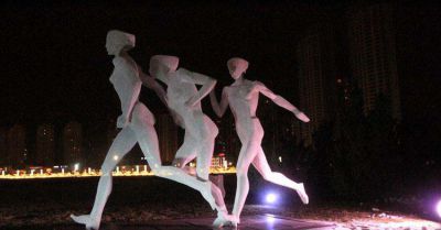 跑步雕塑-广场玻璃钢跑步的女孩雕塑