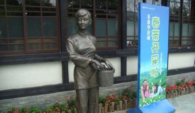 不锈钢仿铜女孩采茶街边站着的人物景观茶雕塑